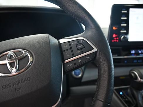 Used 2021 Toyota Sienna XLE w/ XLE Plus Package FWD image 25