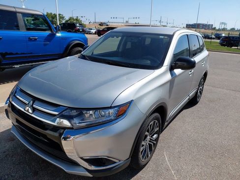Used 2018 Mitsubishi Outlander ES AWD/4WD image 2