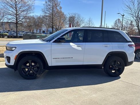 Used 2023 Jeep Grand Cherokee Altitude image 10