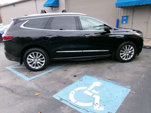 Used 2019 Buick Enclave Essence w/ LPO, Luxury Package image 5
