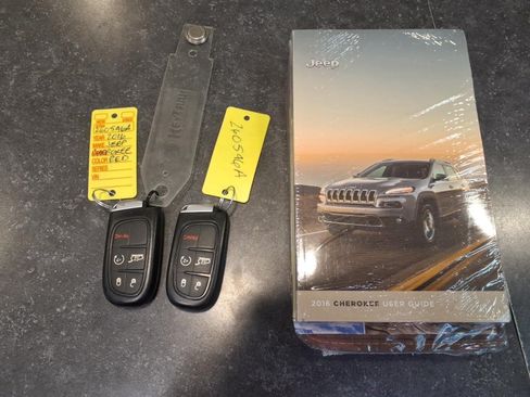 Used 2016 Jeep Cherokee Latitude w/ Comfort/Convenience Group AWD/4WD image 27