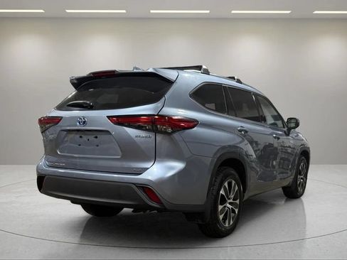 Used 2021 Toyota Highlander XLE AWD/4WD image 3