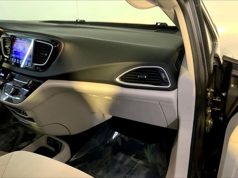 Used 2017 Chrysler Pacifica Touring image 18