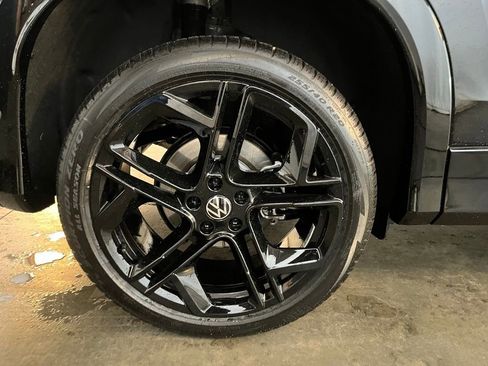 Certified 2025 Volkswagen Tiguan SE R-Line image 32