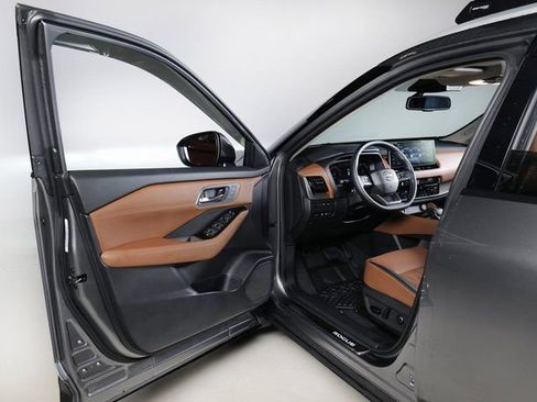 Used 2025 Nissan Rogue Platinum w/ Platinum Premium Package image 26