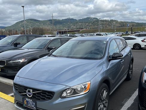 Used 2017 Volvo V60 T5 Cross Country w/ Convenience Package image 4