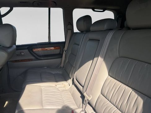 Used 2004 Lexus LX 470 4WD w/ Preferred Accessory Pkg image 34