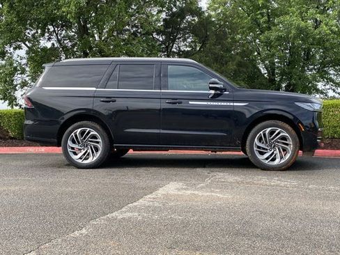 Used 2025 Lincoln Navigator Reserve AWD/4WD image 2