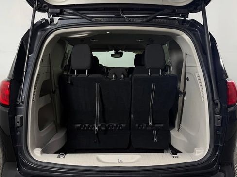 Used 2023 Chrysler Voyager LX FWD image 10