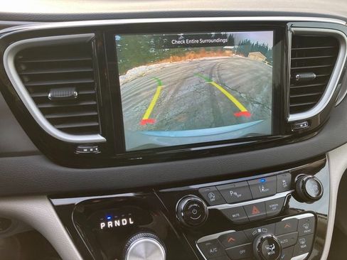 Used 2024 Chrysler Pacifica Touring-L image 7