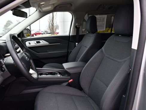 Used 2025 Ford Explorer Active AWD/4WD image 12