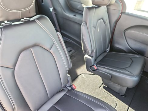 New 2026 Chrysler Pacifica Select image 19