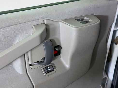 Used 2017 Chevrolet Express 2500 RWD image 17