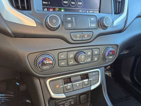 Used 2024 GMC Terrain SLT image 29