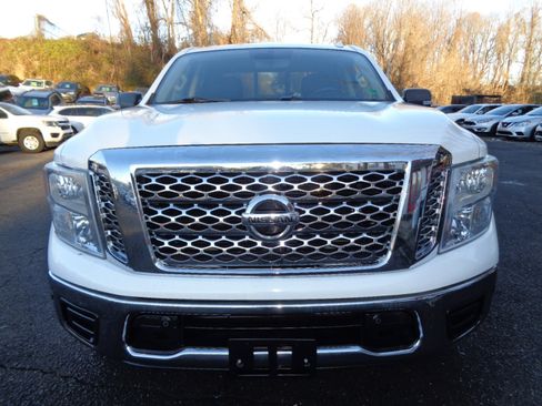 Used 2018 Nissan Titan SV w/ SV Convenience Package image 2