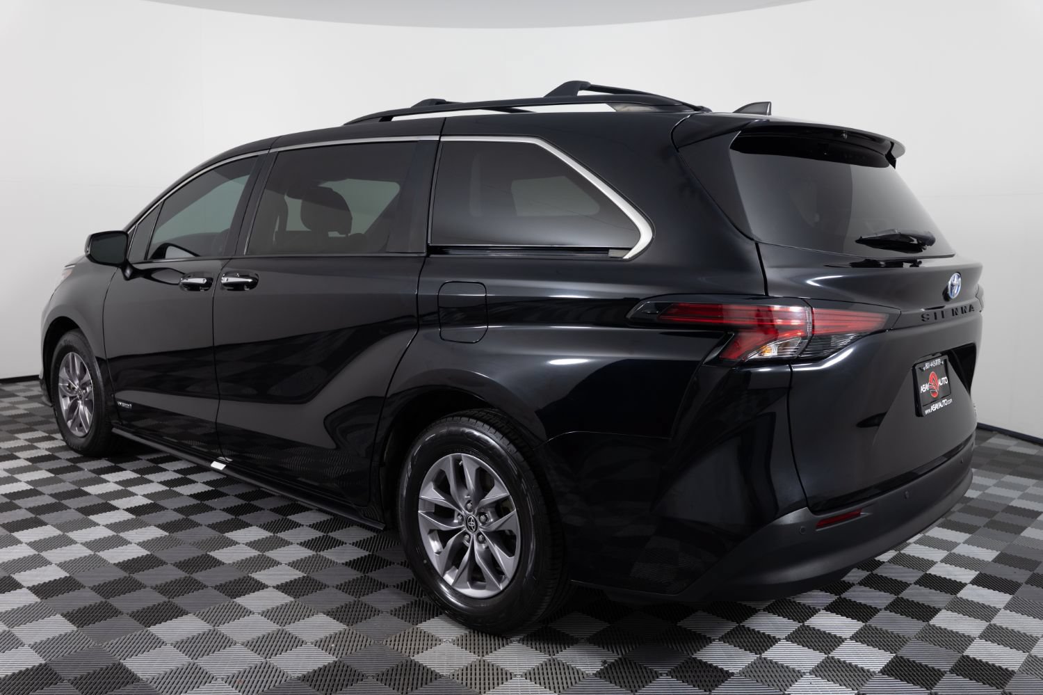Used 2021 Toyota Sienna XLE FWD image 5