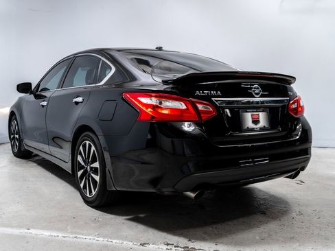 Used 2017 Nissan Altima 2.5 SV w/ Convenience Package FWD image 3