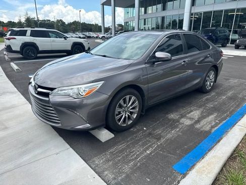 Used 2017 Toyota Camry XLE w/ Moonroof Package FWD image 2