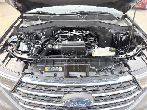 Used 2023 Ford Explorer XLT AWD/4WD image 10