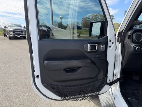 Used 2018 Jeep Wrangler Unlimited Sahara image 14