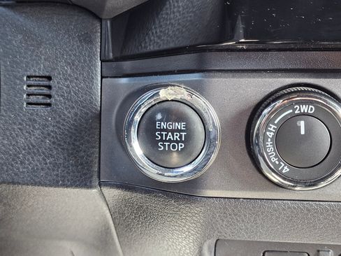Used 2018 Toyota Tacoma TRD Off-Road w/ Technology Package AWD/4WD image 23