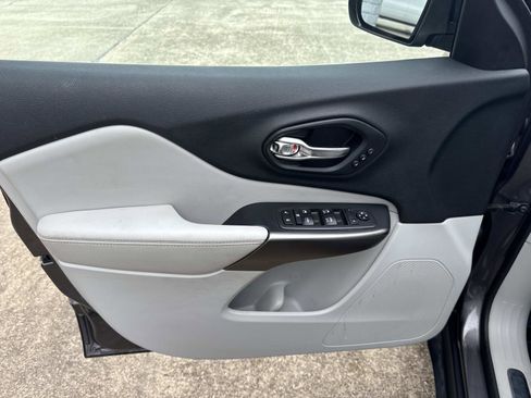 Used 2019 Jeep Cherokee Limited image 18