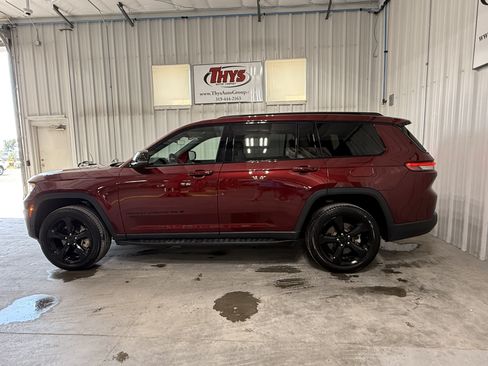 Used 2025 Jeep Grand Cherokee L Limited w/ Black Appearance Package AWD/4WD image 16