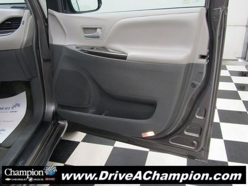 Used 2015 Toyota Sienna L image 39