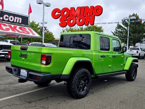 Used 2025 Jeep Gladiator Sport AWD/4WD image 3