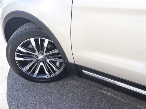 Used 2017 Ford Explorer Platinum image 3