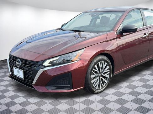 Used 2024 Nissan Altima 2.5 SV FWD image 19
