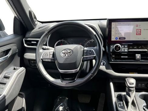 Used 2023 Toyota Highlander XSE FWD image 15