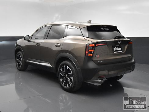 Used 2025 Nissan Kicks SR FWD image 5