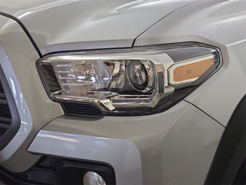 Used 2020 Toyota Tacoma TRD Off-Road image 33