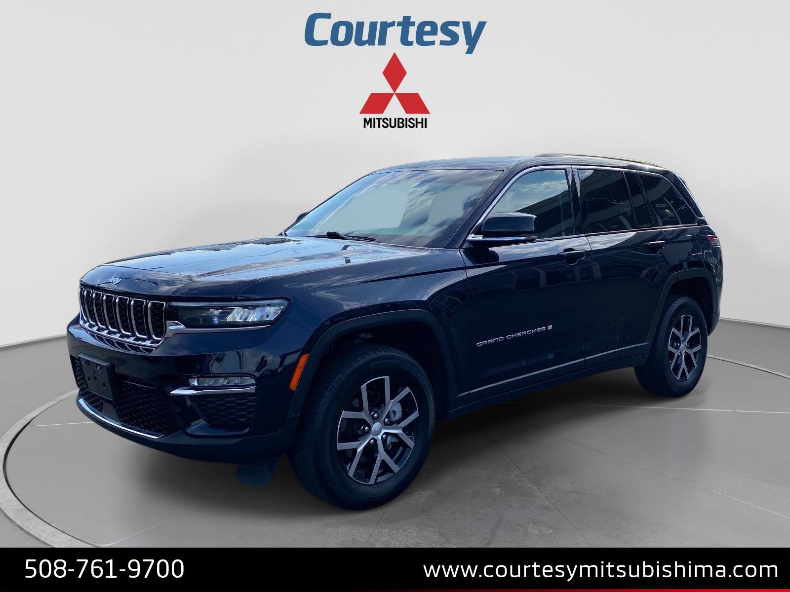 Used 2023 Jeep Grand Cherokee Limited AWD/4WD image 1