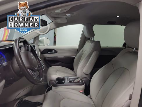 Used 2021 Chrysler Pacifica Touring-L FWD image 12