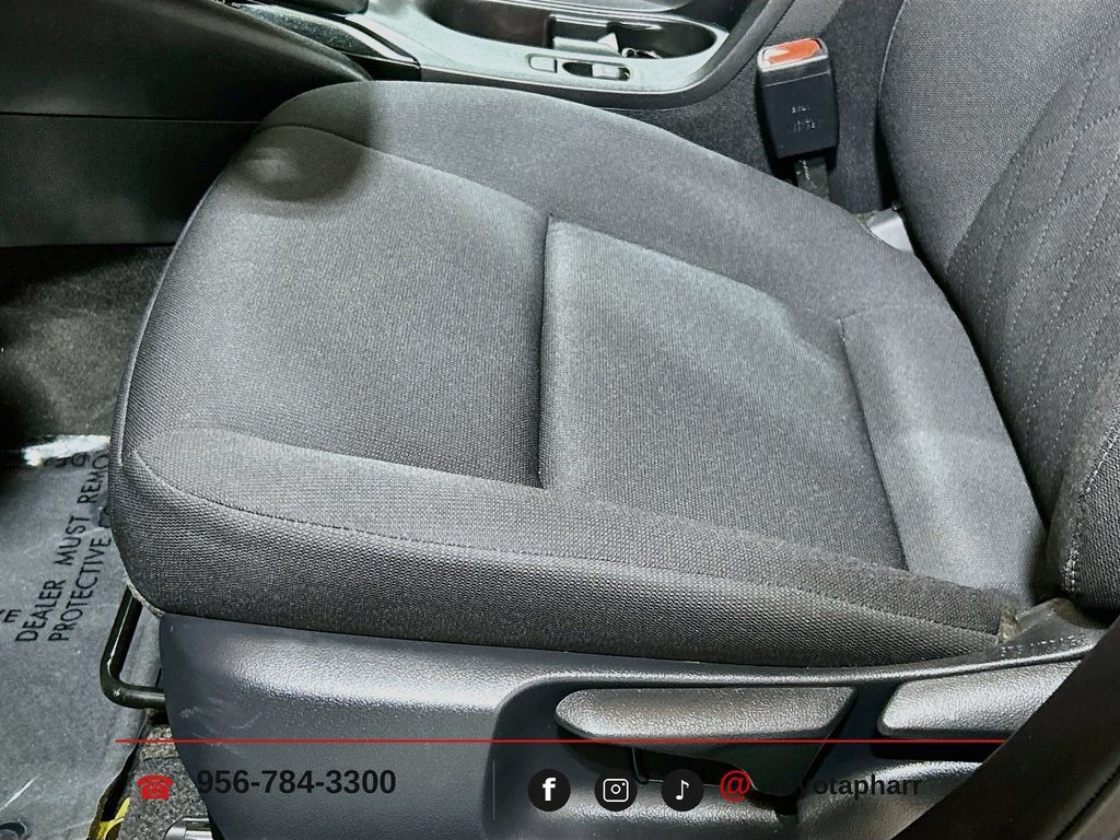 Used 2025 Toyota Corolla LE FWD image 17