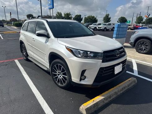 Used 2017 Toyota Highlander SE AWD/4WD image 4