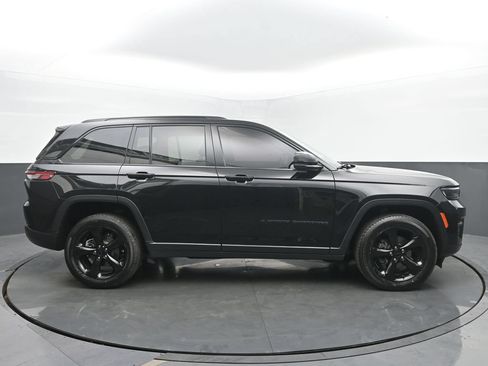 Used 2023 Jeep Grand Cherokee Altitude AWD/4WD image 6