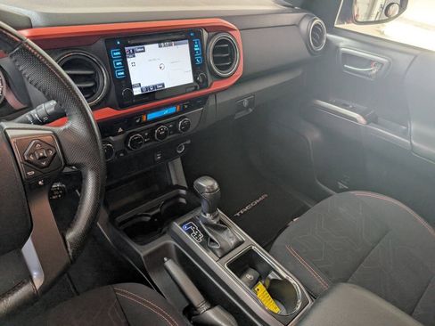 Used 2017 Toyota Tacoma TRD Sport AWD/4WD image 12