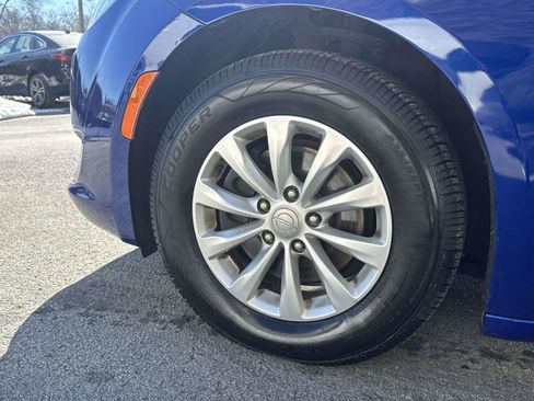 Used 2019 Chrysler Pacifica Touring-L FWD image 10