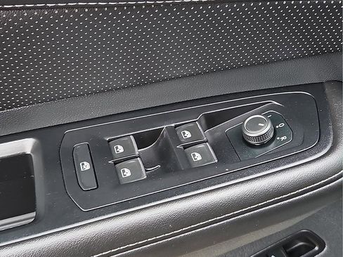 Used 2025 Volkswagen Atlas SE image 12