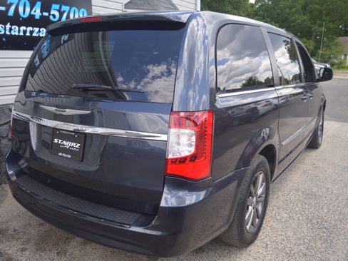 Used 2014 Chrysler Town & Country S FWD image 5