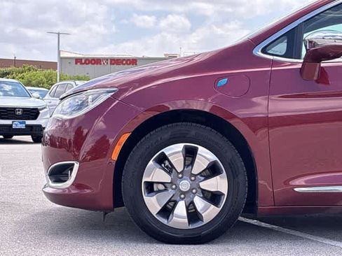 Used 2020 Chrysler Pacifica Limited w/ Advanced Safetytec Group FWD image 14