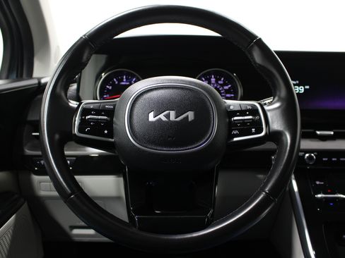 Used 2023 Kia Carnival EX FWD image 10