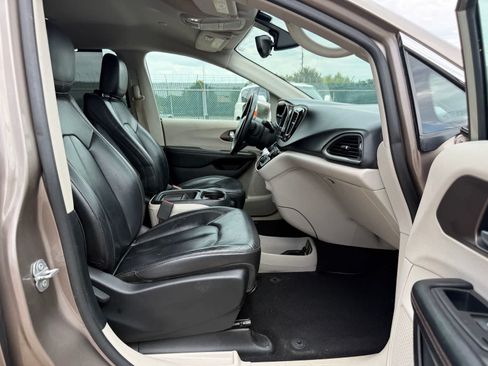 Used 2017 Chrysler Pacifica Touring-L FWD image 23