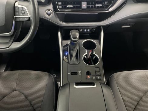Used 2024 Toyota Highlander LE FWD image 10
