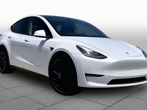 Used 2023 Tesla Model Y AWD image 2