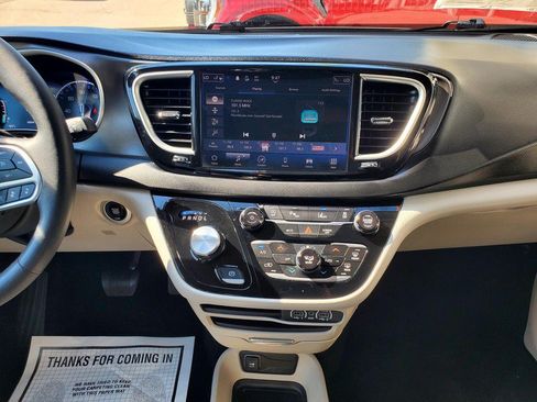 Used 2024 Chrysler Pacifica Touring-L FWD image 10