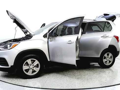 Used 2019 Chevrolet Trax LT w/ LT Convenience Package AWD/4WD image 11